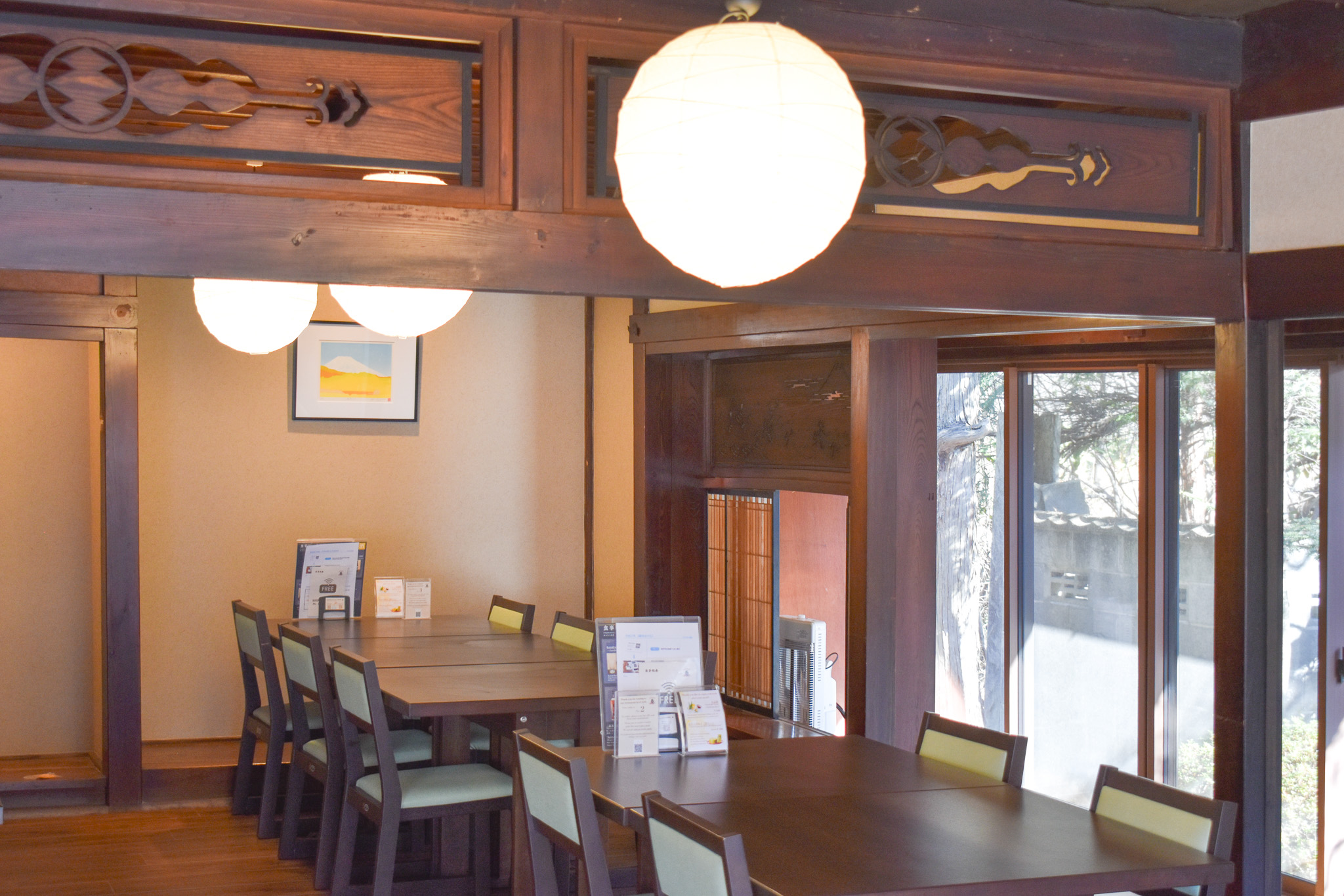 木の梁と照明が印象的な奏の店内